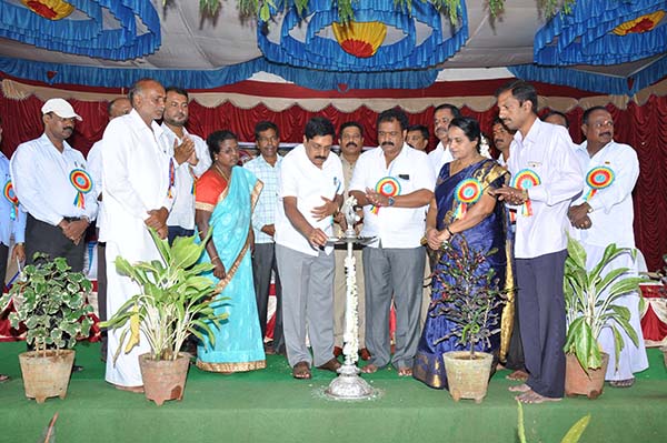 ಕನಕದಾಸರ ತತ್ವಸಿದ್ಧಾಂತ ತಮ್ಮ ಜೀವನದಲ್ಲಿ ಅಳವಡಿಸಿಕೊಂಡಾಗ ಆದರ್ಶ ವ್ಯಕ್ತಿಯಾಗಲು ಸಾಧ್ಯ: ನರೇಂದ್ರ